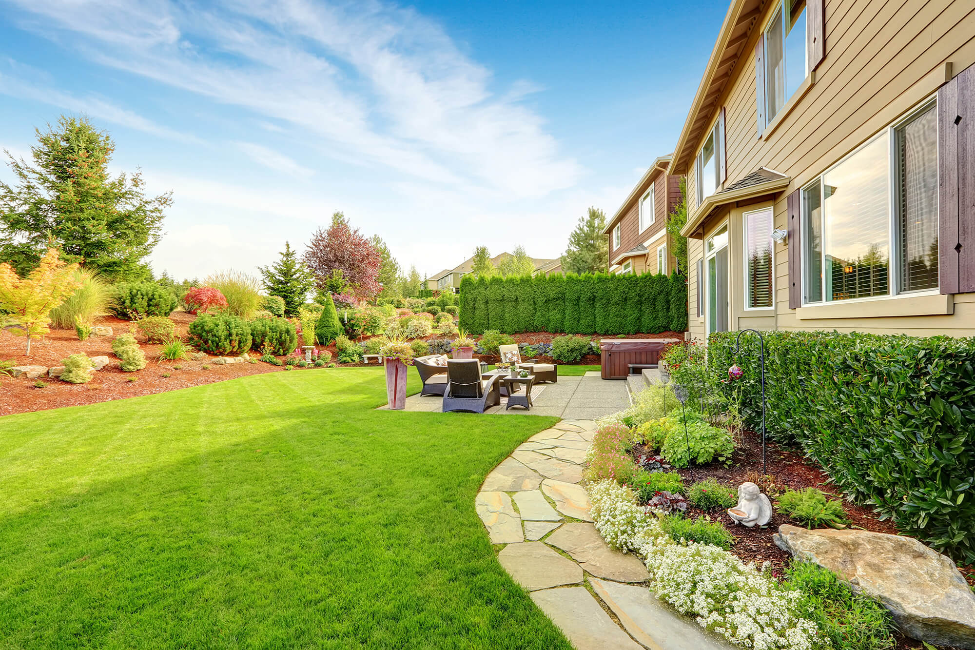 Gartenpflege und Rasenmähen, Gartenpflege, Jahreszeitliche Pflege, Frühjahr, Sommer. Herbst